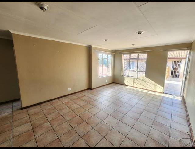 2 BEDROOM TOWNHOUSE FOR SALE IN NEW REDRUTH